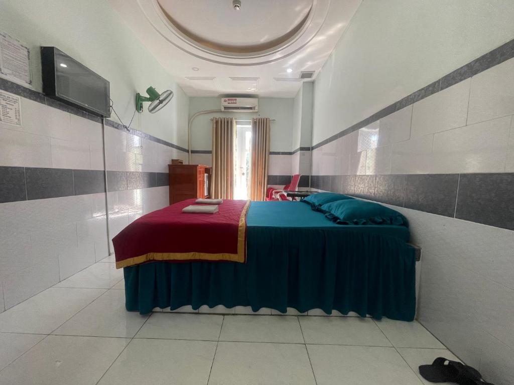 Khách Sạn Kim Thanh في مدينة هوشي منه: غرفة نوم بها سرير في الغرفة