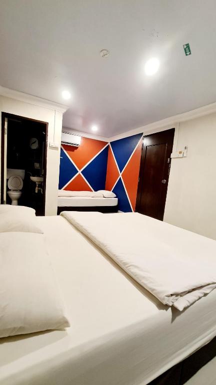 Postel nebo postele na pokoji v ubytování Pine Lodge BY EVR Previously YSS indrawasih