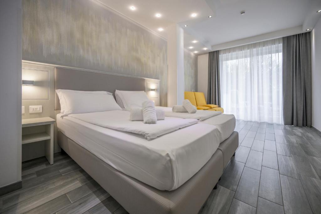 Posteľ alebo postele v izbe v ubytovaní Hotel Villa Paradiso Suite