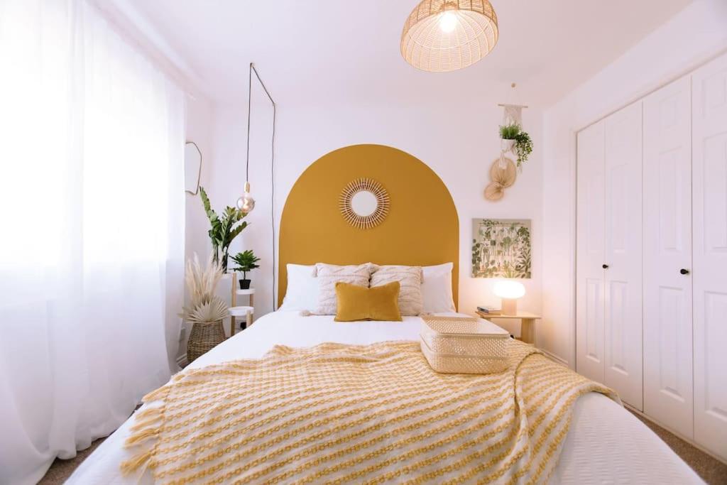 Katil atau katil-katil dalam bilik di 3-Bed Sanctuary, Free Parking - Barking Riverside