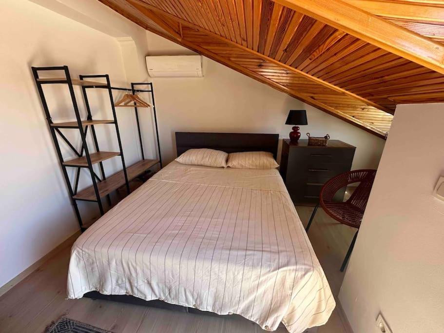Postel nebo postele na pokoji v ubytování Dublex roof top with AC, perfect location
