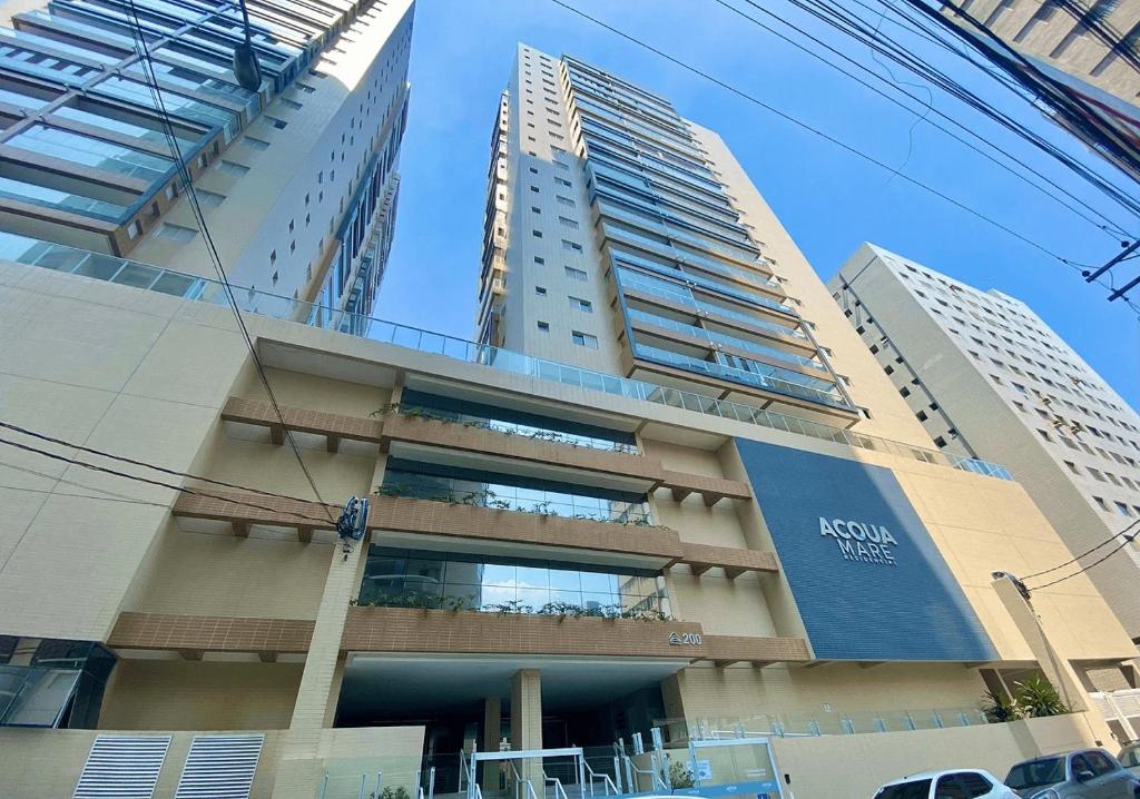 a building with two tall buildings in a city at Residencial Acqua mare in Samaritá