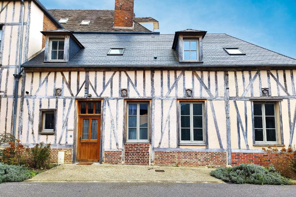 Cette maison ancienne est dotée d'une porte et de fenêtres en bois. dans l'établissement Welcome to HAPI'N B in the heart of Beauvais!, à Beauvais