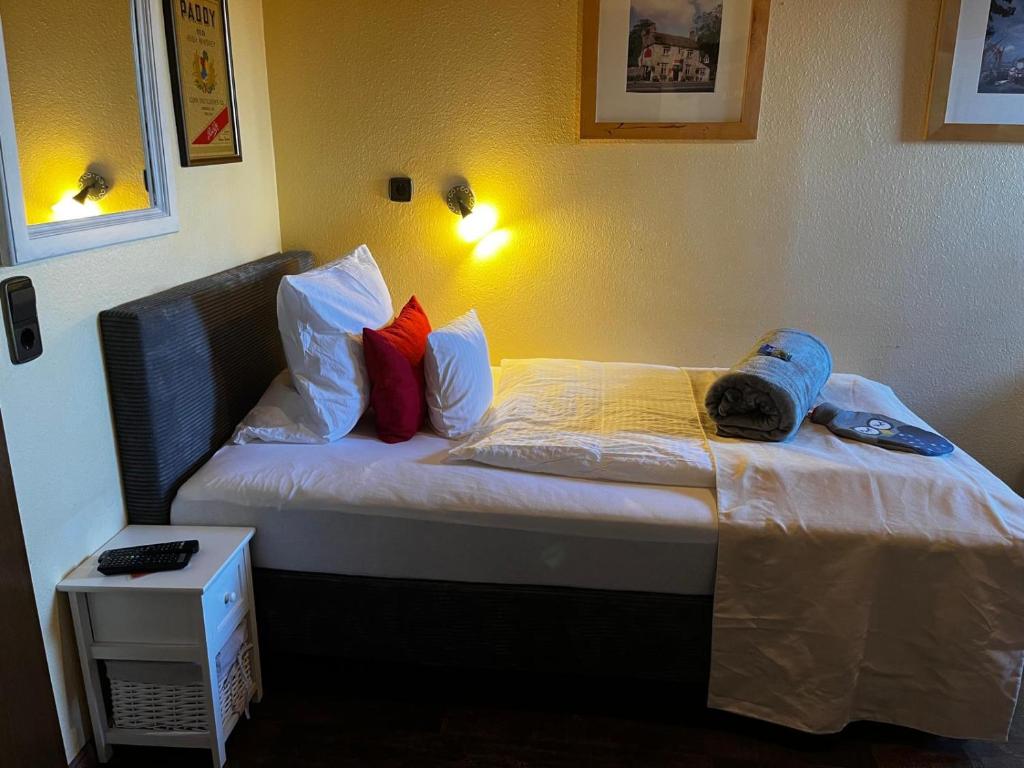 Postel nebo postele na pokoji v ubytování Henblas Hotel