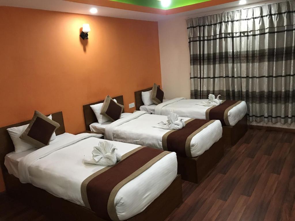 Postel nebo postele na pokoji v ubytování Kathmandu Peace Hotel