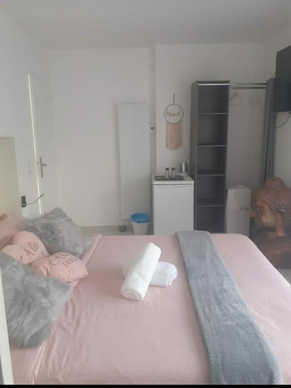 une chambre avec un lit avec deux serviettes dessus dans l'établissement Love Room Romantique, à Tremblay-en-France