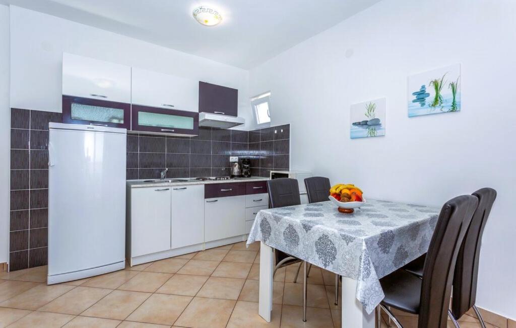 Kuchyň nebo kuchyňský kout v ubytování Guest House Lucija