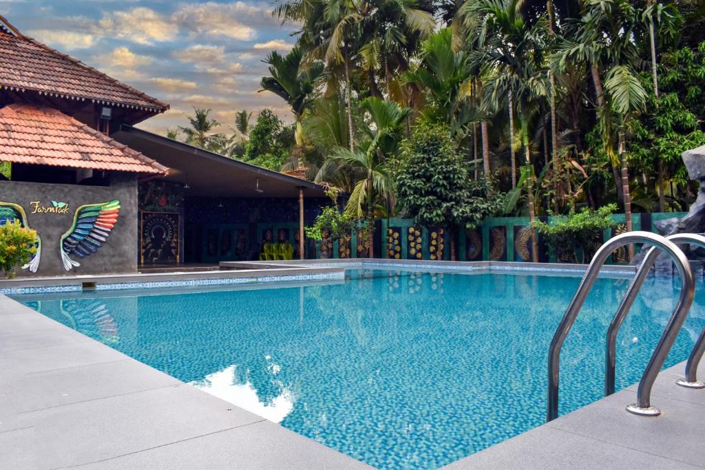 Bazén v ubytování Farm Fort Resort nebo v jeho okolí