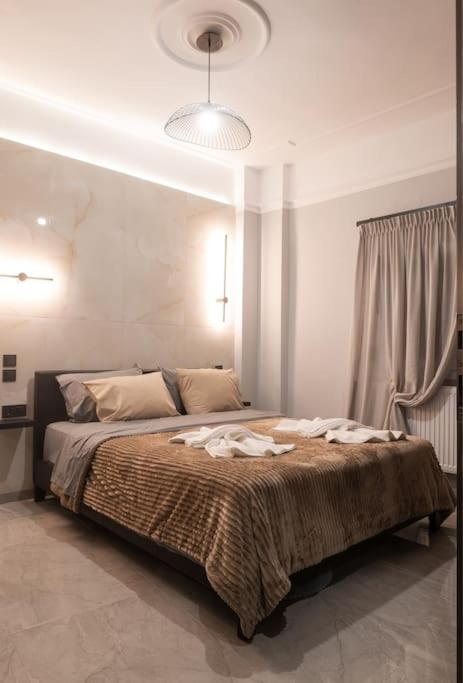 ein Schlafzimmer mit einem großen Bett in einem Zimmer in der Unterkunft Maybe Home suite apartments No1 in Drama