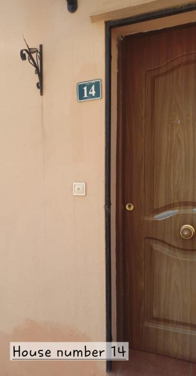 numer domu obok drzwi w obiekcie Cozy rooms in terraced house w mieście Fuengirola