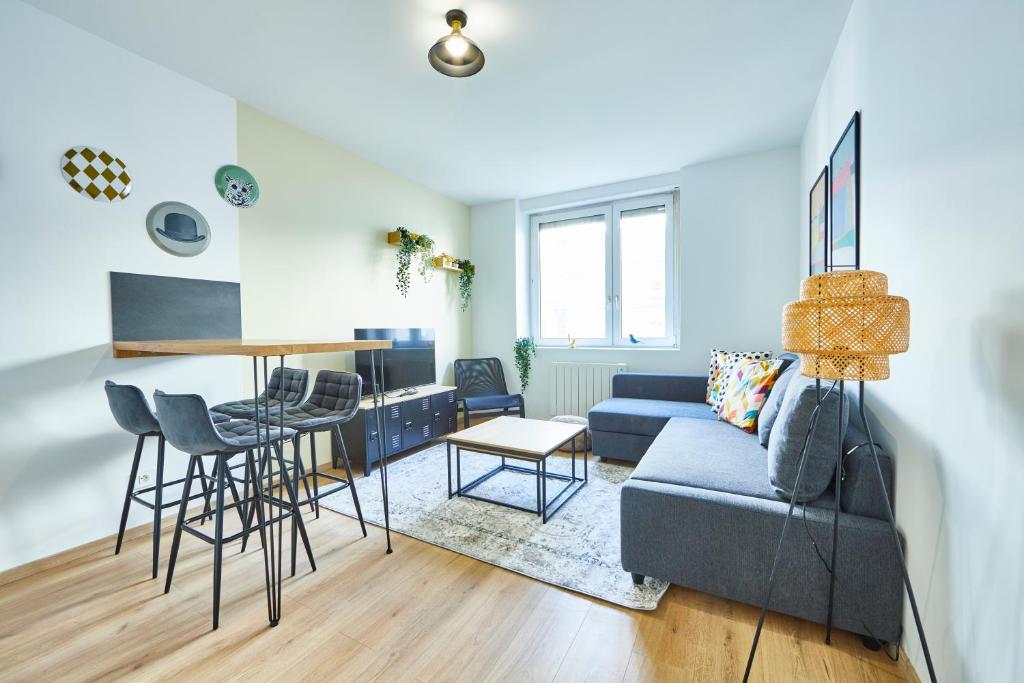 un salon avec un canapé et une table dans l'établissement BE-2G - Appartement F2 pour 1-2 pers au 2ème étage au centre de Mulhouse, à Mulhouse