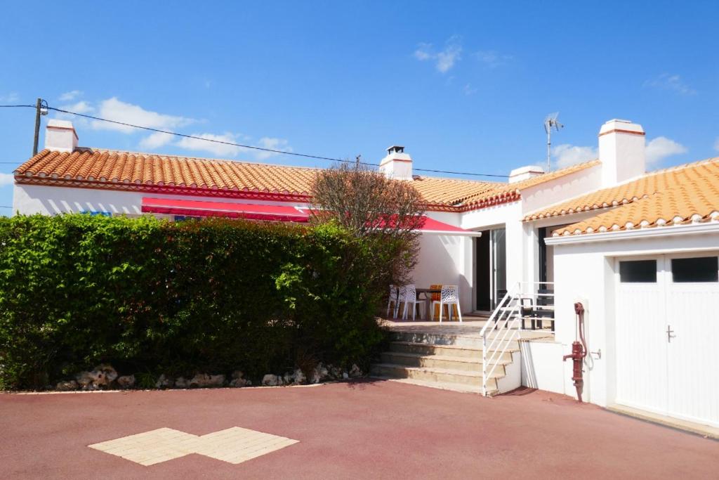 ein weißes Haus mit einem weißen Tor und einer Treppe in der Unterkunft Grande Maison 200m de la plage à Bretignolles Mer plus piscines partagées in Brétignolles-sur-Mer