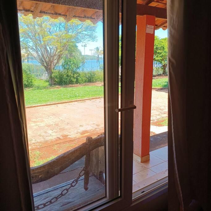 una porta aperta con vista su un cortile di Chalés Confort 2 a Pimenta