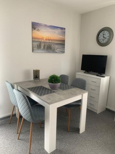 TV a/nebo společenská místnost v ubytování Großzügiges und helles 2-Zimmer-Appartement im Kurgebiet