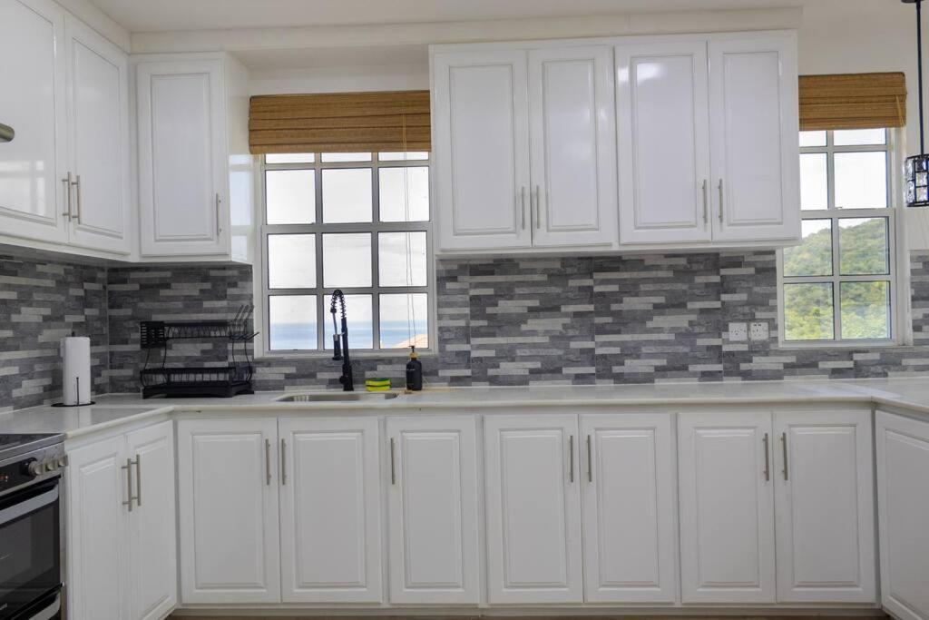 Kuchyň nebo kuchyňský kout v ubytování Sea and Summit Suite #1