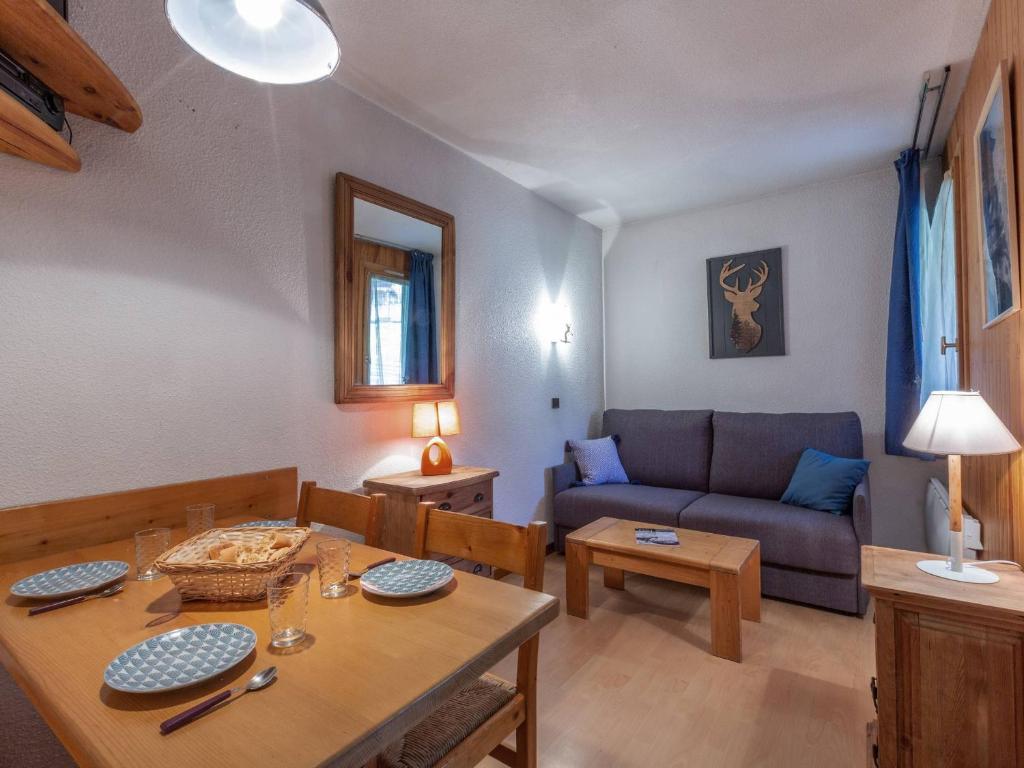 un salon avec une table et un canapé dans l'établissement Studio divisible 4 pers, balcon, animaux admis - FR-1-353-63, à La Plagne