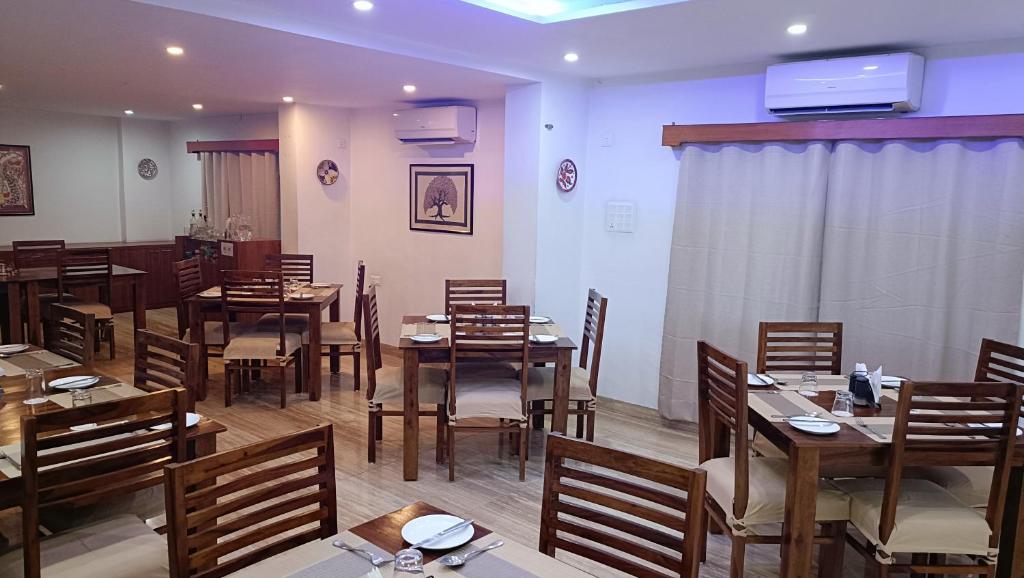 Un restaurante o sitio para comer en The Bodhgaya Hotel School