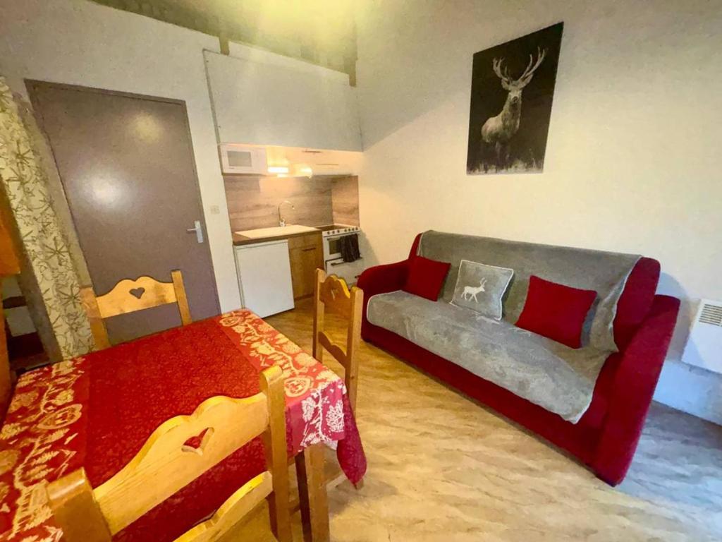 Posezení v ubytování Charmant studio mezzanine avec WiFi, coin cabine, proche pistes, Les Angles - FR-1-593-34