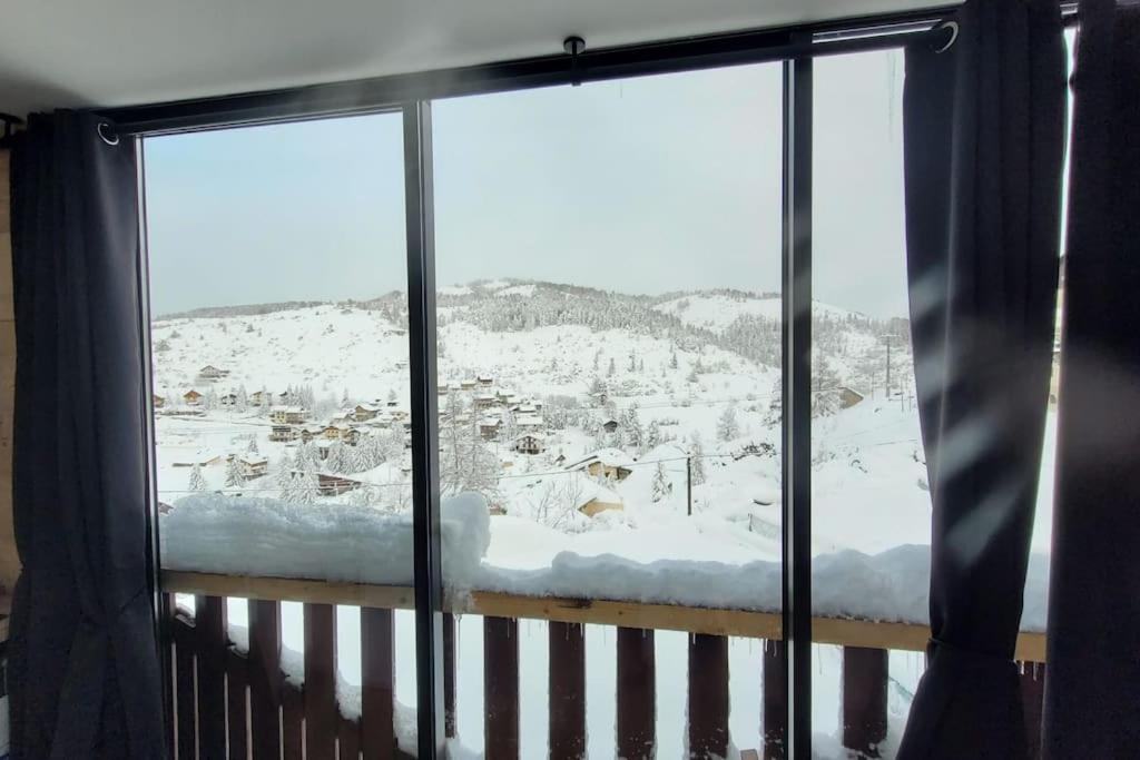- une vue sur une montagne enneigée depuis une fenêtre dans l'établissement PF Grand Studio lumineux, entièrement rénové 540 VALBERG, à Beuil