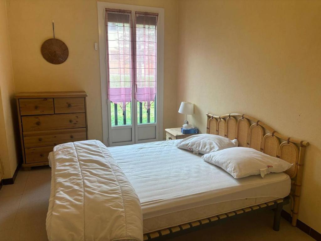 Posteľ alebo postele v izbe v ubytovaní Appartement 2 pièces aux pieds des pistes avec parking, casier à skis et cuisine équipée - FR-1-593-48