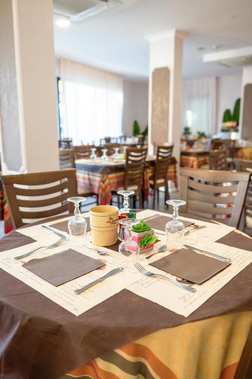 Reštaurácia alebo iné gastronomické zariadenie v ubytovaní Hotel Nuovo Belvedere