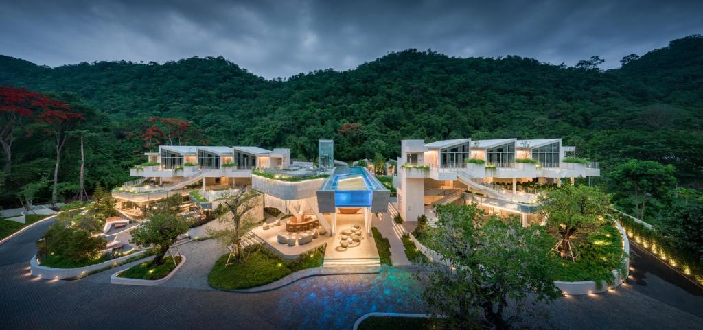 Nespecifikovaný výhled na hory nebo výhled na hory při pohledu z hotelu