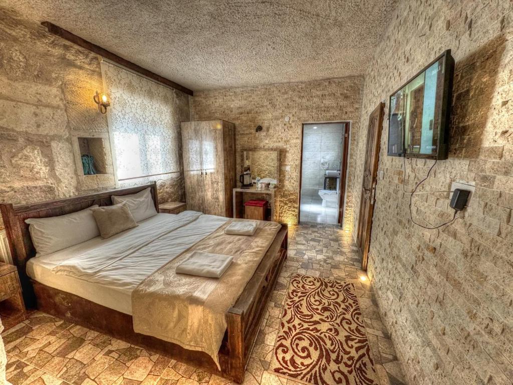 ネヴシェヒルにあるPanda Stone Houseの部屋の中に大きなベッドがある寝室