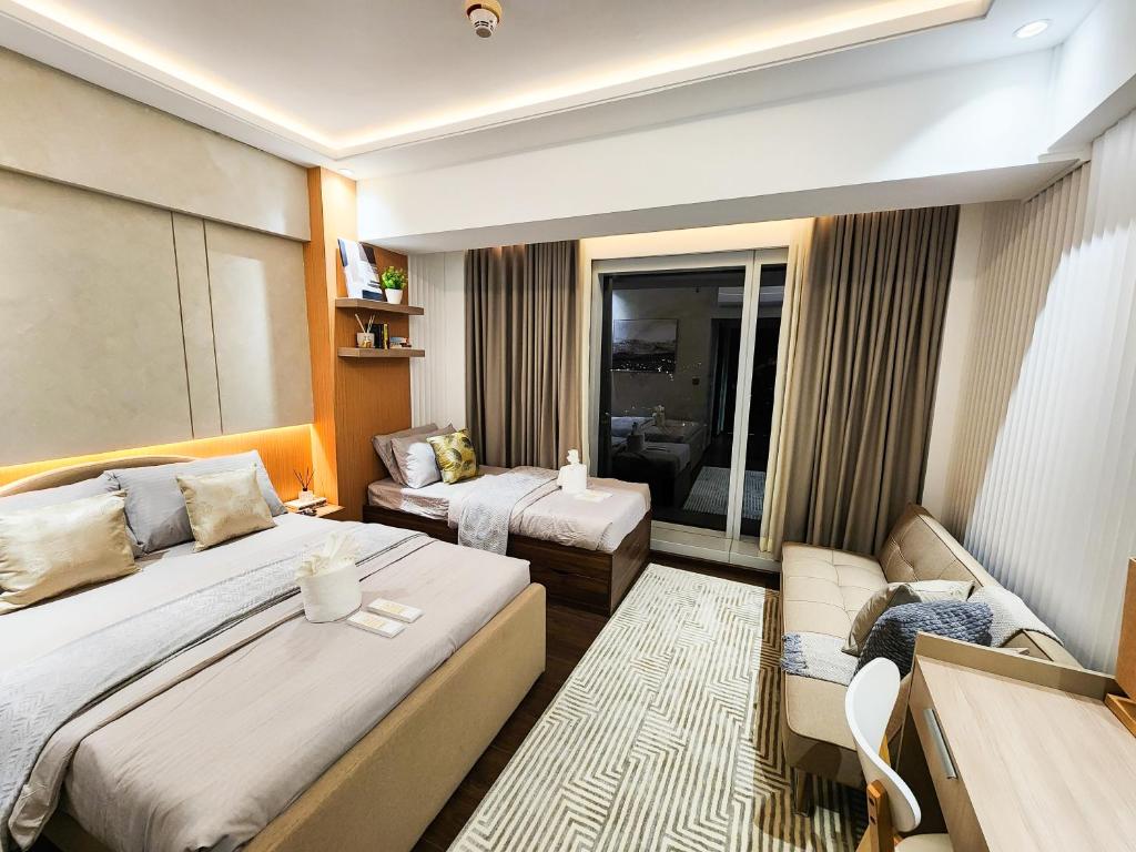 Postel nebo postele na pokoji v ubytování 1 Bedroom Apartment in Aeon Towers I City Views I Free Wi-fi, Gym and Pool