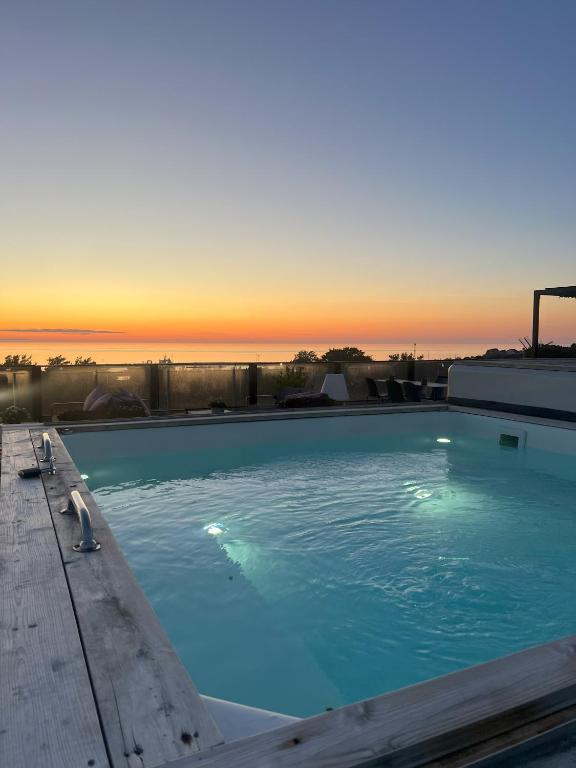 Bazén v ubytování First Hotel Kokoloko nebo v jeho okolí