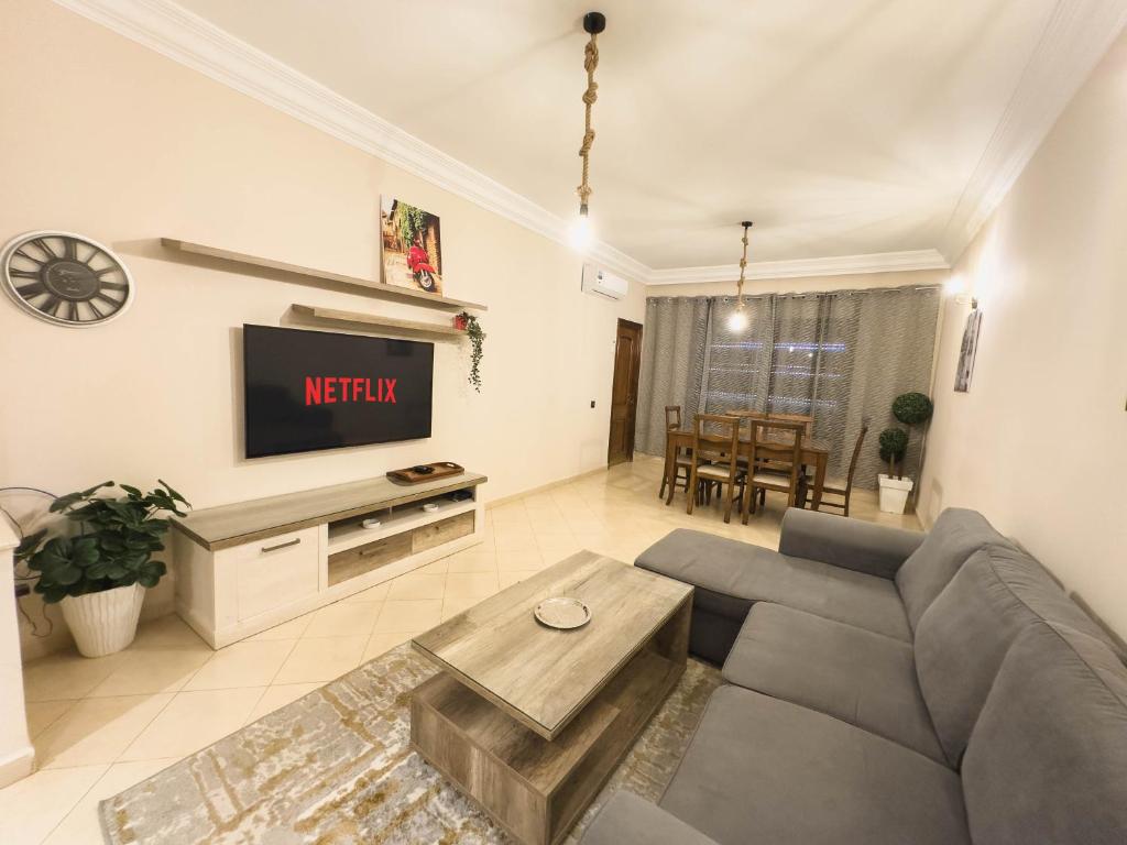 Televízia a/alebo spoločenská miestnosť v ubytovaní Top localisation, neuf, Piscine et une vue balcon