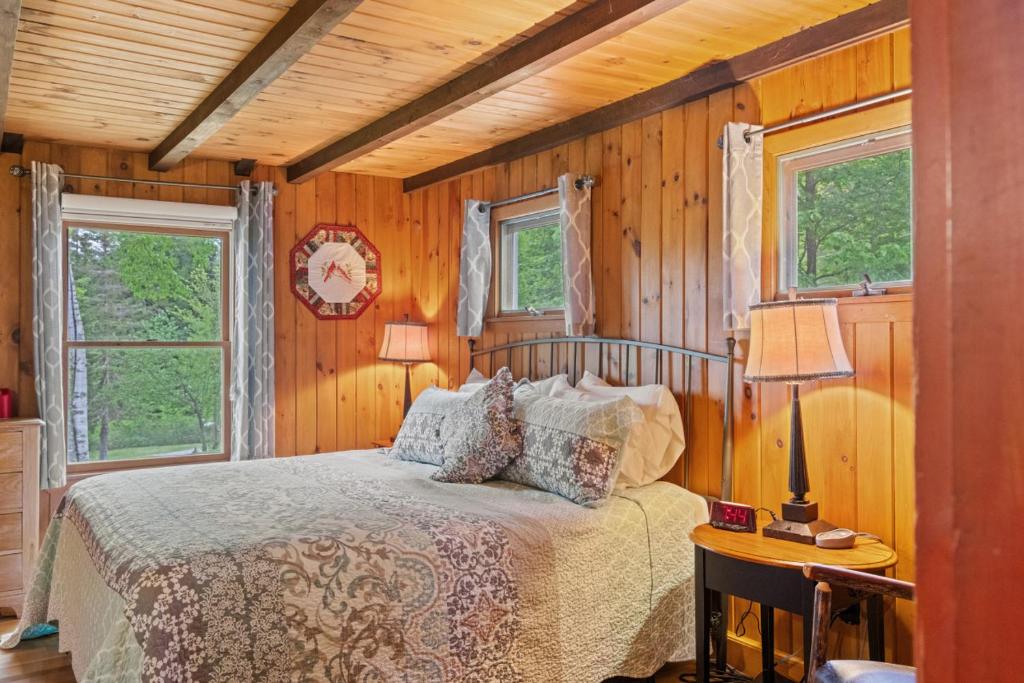 Ένα ή περισσότερα κρεβάτια σε δωμάτιο στο Lakefront Cabin 314 Shoreline