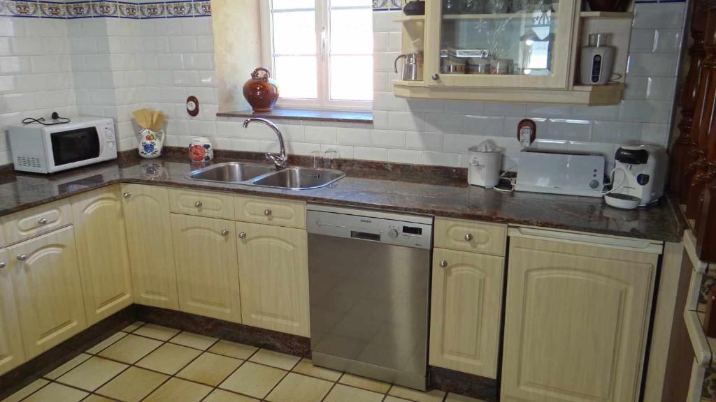 Kuchyň nebo kuchyňský kout v ubytování Casa Rural en Lira para 9 personas