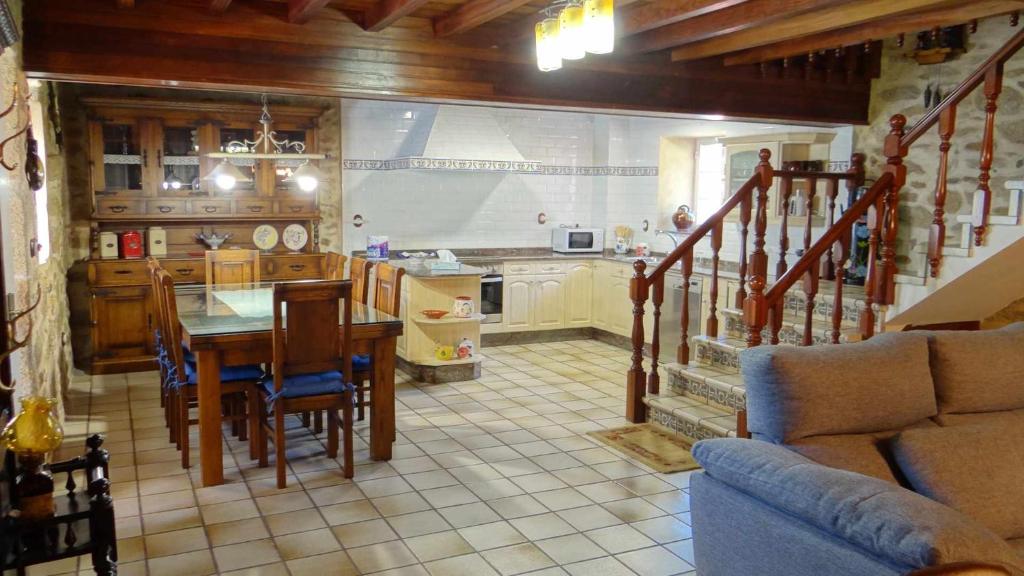 Kuchyň nebo kuchyňský kout v ubytování Casa Rural en Lira para 9 personas
