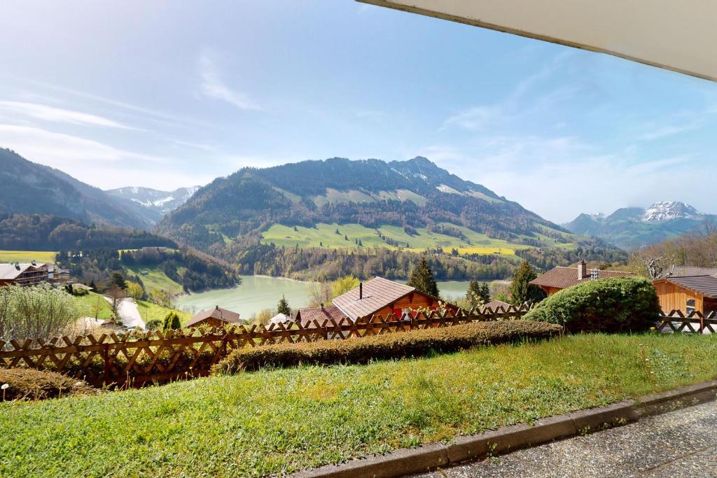 une vue d'une vallée avec des montagnes en arrière-plan dans l'établissement Ferienchalet Seeblick, à Crésuz