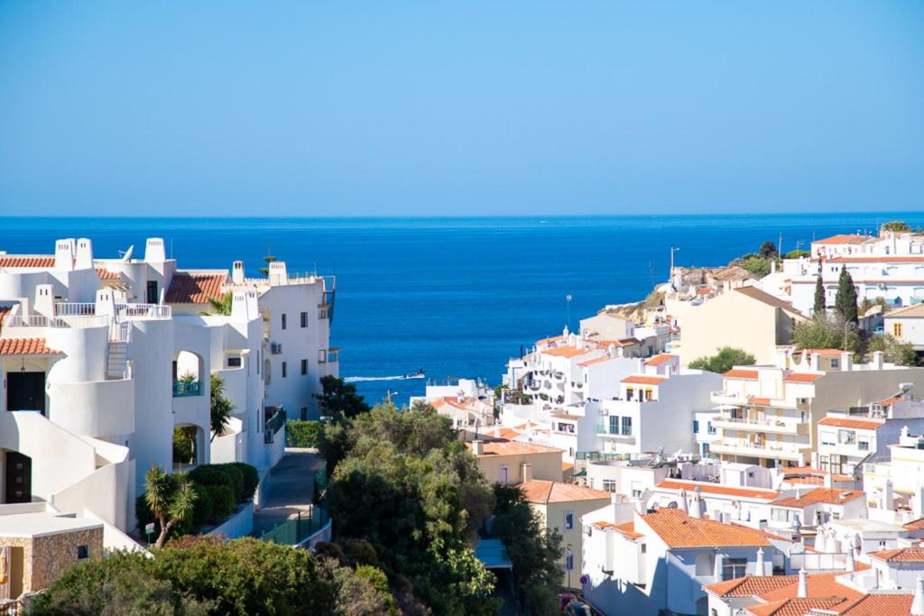 Casa Tara - Lovely Carvoeiro apartment في برايا دو كارفويرو: إطلالة على مدينة بوسيتانو على ساحل أمالفي