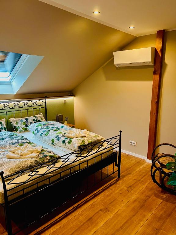 a bedroom with a bed in a room at Ferienwohnung "Bei Freunden" in Naumburg