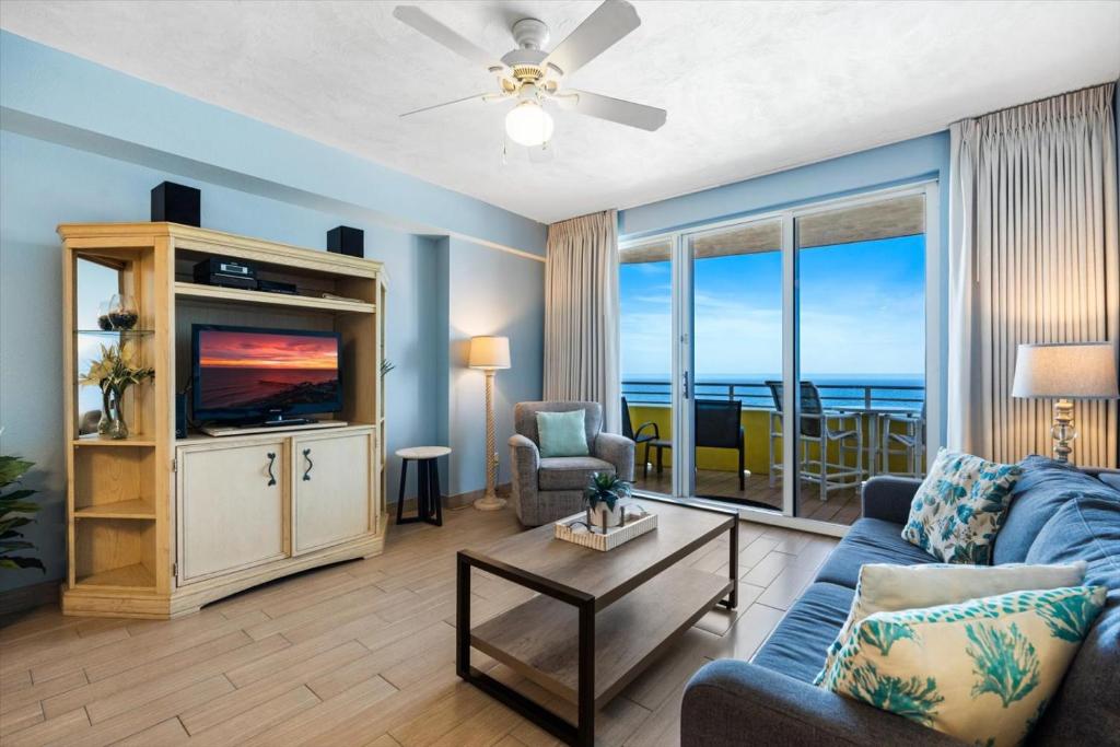 Posezení v ubytování Glorious Oceanfront Escape, 1BR Condo with Private Balcony at Wyndham Oceanwalk
