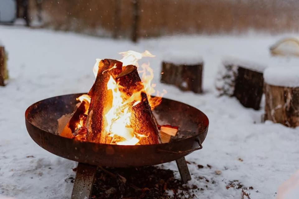 a grill with some food cooking in the snow at Dom nad jeziorem Mazury - Pod Napięciem 2 in Mrągowo