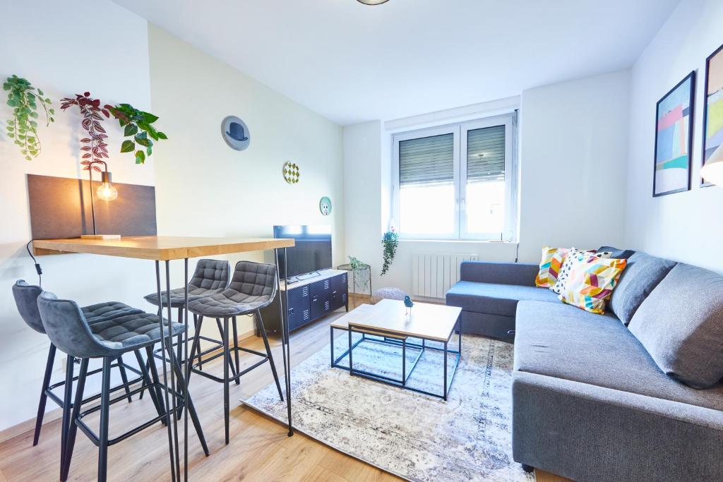 un salon avec un canapé et une table dans l'établissement BE-3G - Appartement F2 pour 1-2 pers au 3ème étage au centre de Mulhouse, à Mulhouse
