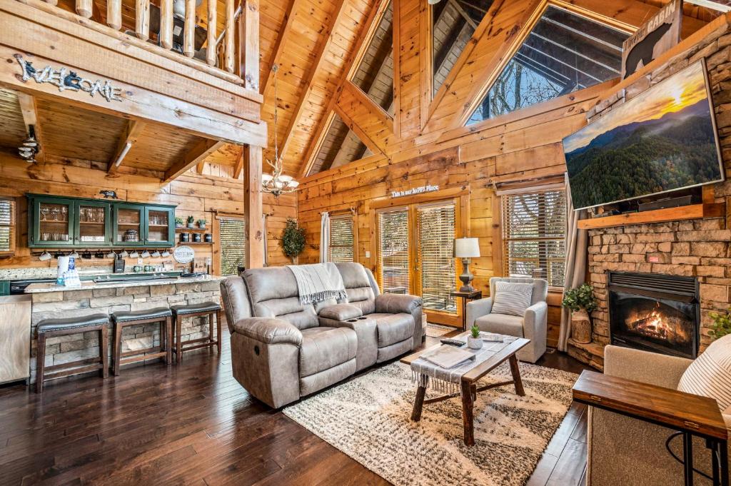 Posezení v ubytování Near Dollywood with Pool Table-Hot Tub-Fire Pit-Game Room