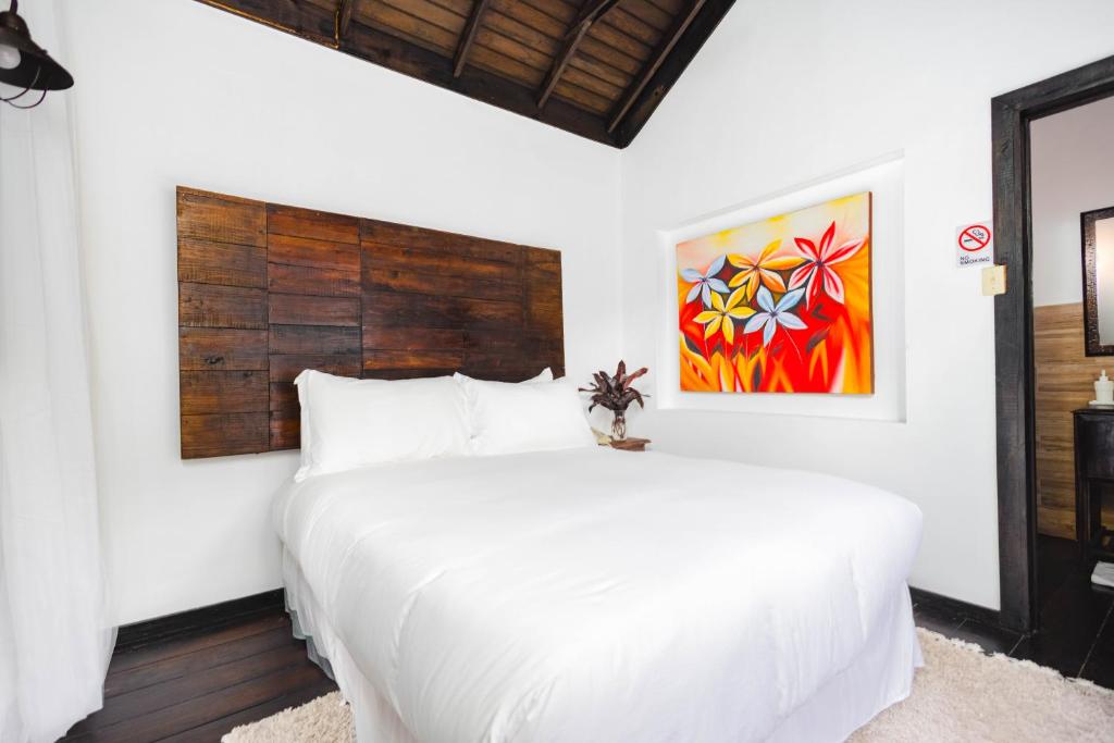 Postel nebo postele na pokoji v ubytování Serendipity Holistic Resort Spa