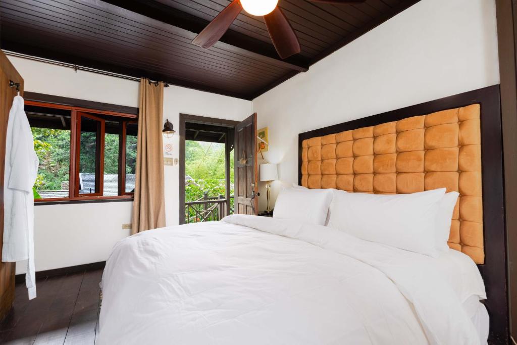 Postel nebo postele na pokoji v ubytování Serendipity Holistic Resort Spa
