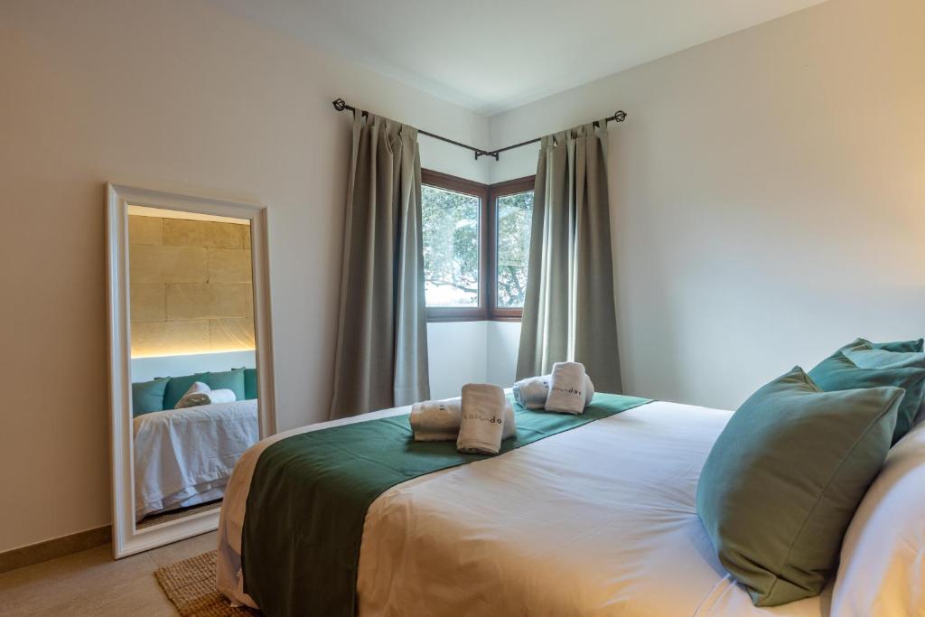 Postel nebo postele na pokoji v ubytování Es Mirador de Vernissa Jacuzzi sauna y piscina
