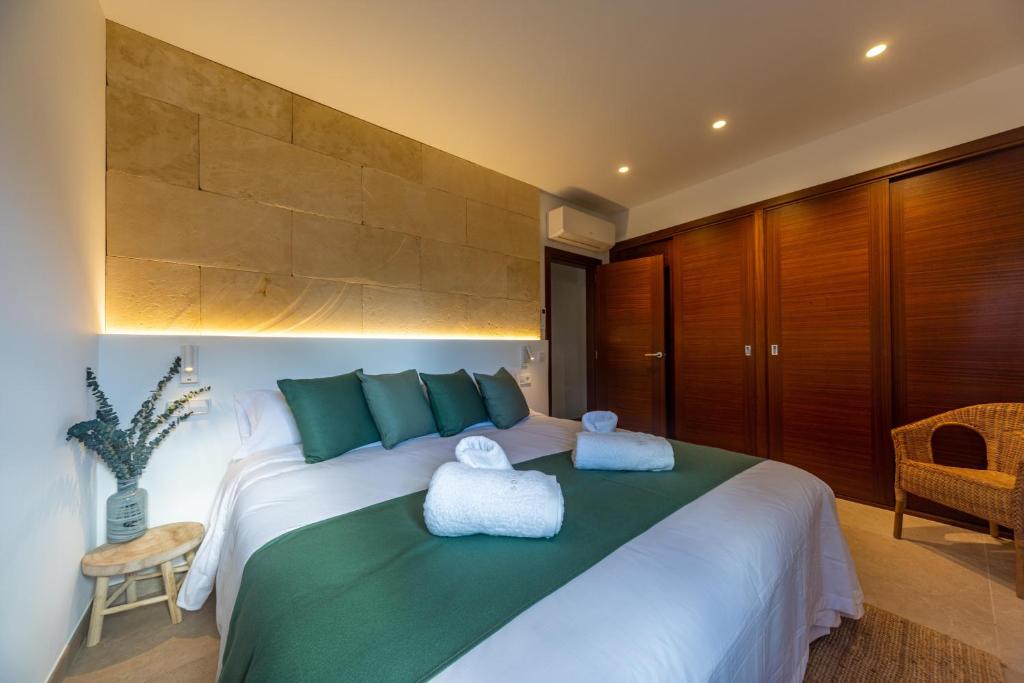 Postel nebo postele na pokoji v ubytování Es Mirador de Vernissa Jacuzzi sauna y piscina