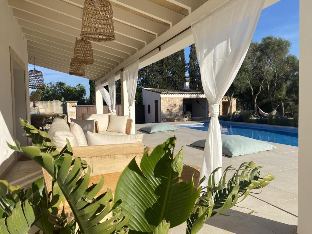 Bazén v ubytování Es Mirador de Vernissa Jacuzzi sauna y piscina nebo v jeho okolí