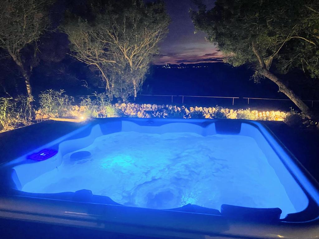 Bazén v ubytování Es Mirador de Vernissa Jacuzzi sauna y piscina nebo v jeho okolí