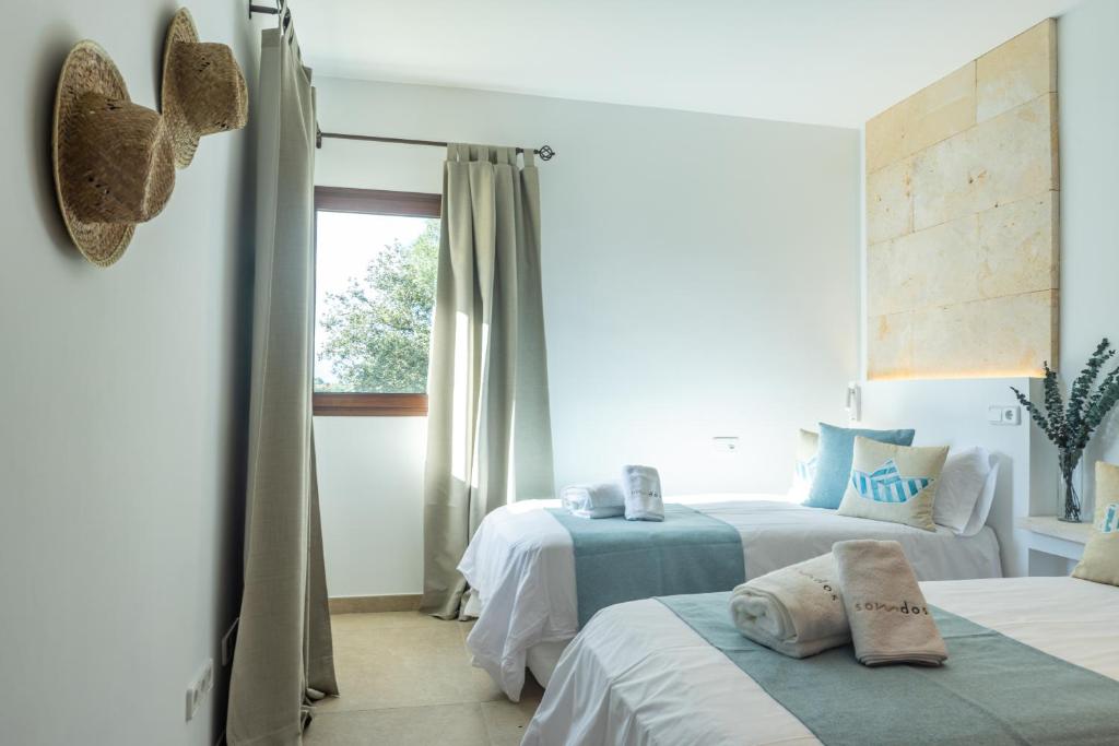 Postel nebo postele na pokoji v ubytování Es Mirador de Vernissa Jacuzzi sauna y piscina
