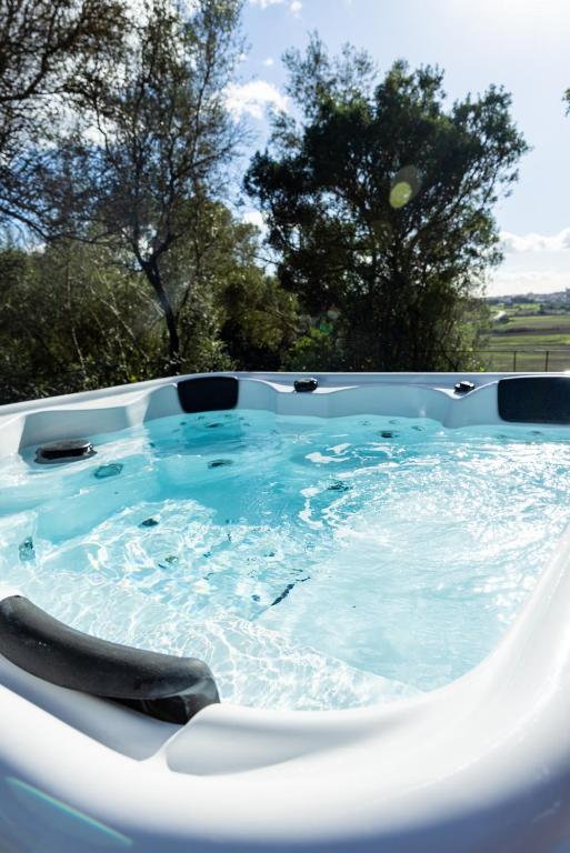 Bazén v ubytování Es Mirador de Vernissa Jacuzzi sauna y piscina nebo v jeho okolí