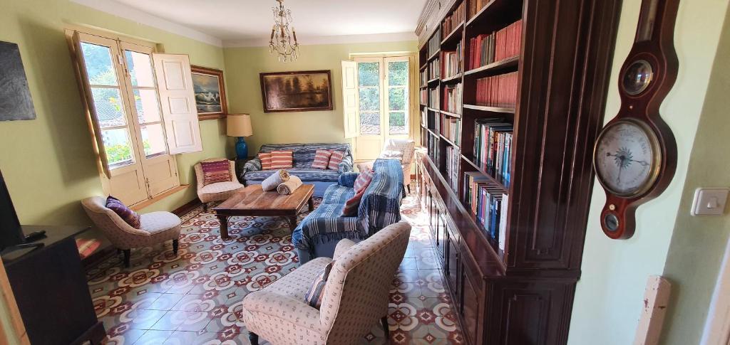Posezení v ubytování La Casona de La Vega junto a Cangas de Onís
