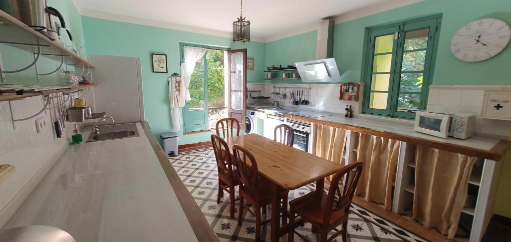 Kuchyň nebo kuchyňský kout v ubytování La Casona de La Vega junto a Cangas de Onís